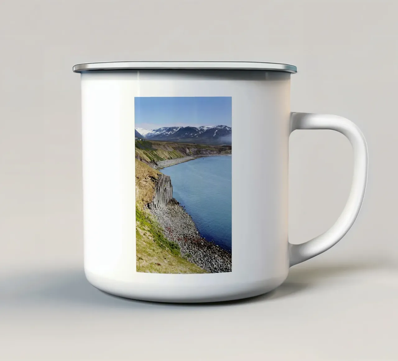 Meer in Island emaille mok van Simon Koy