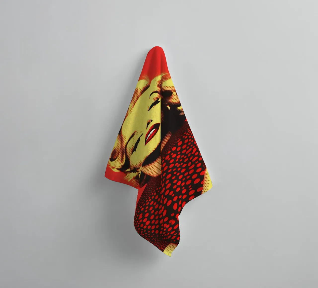 Marilyn Monroe in rood en geel | Nostalgische halftoonprint badhanddoek van Autofocus
