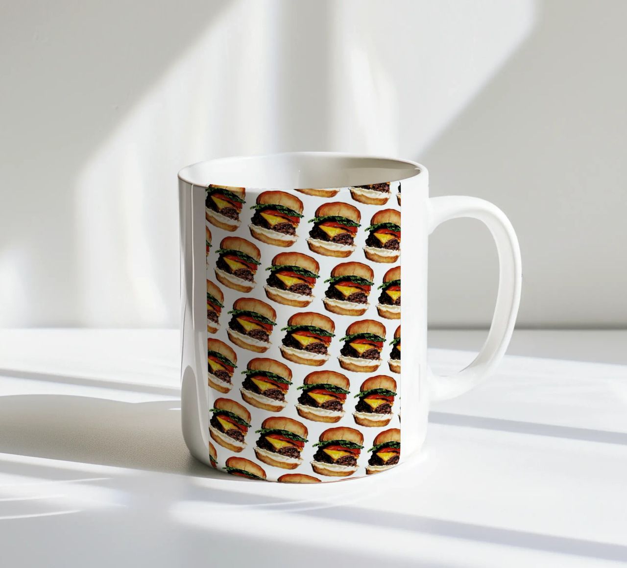 Cheeseburger Pattern tazza in ceramica da Kelly Gilleran