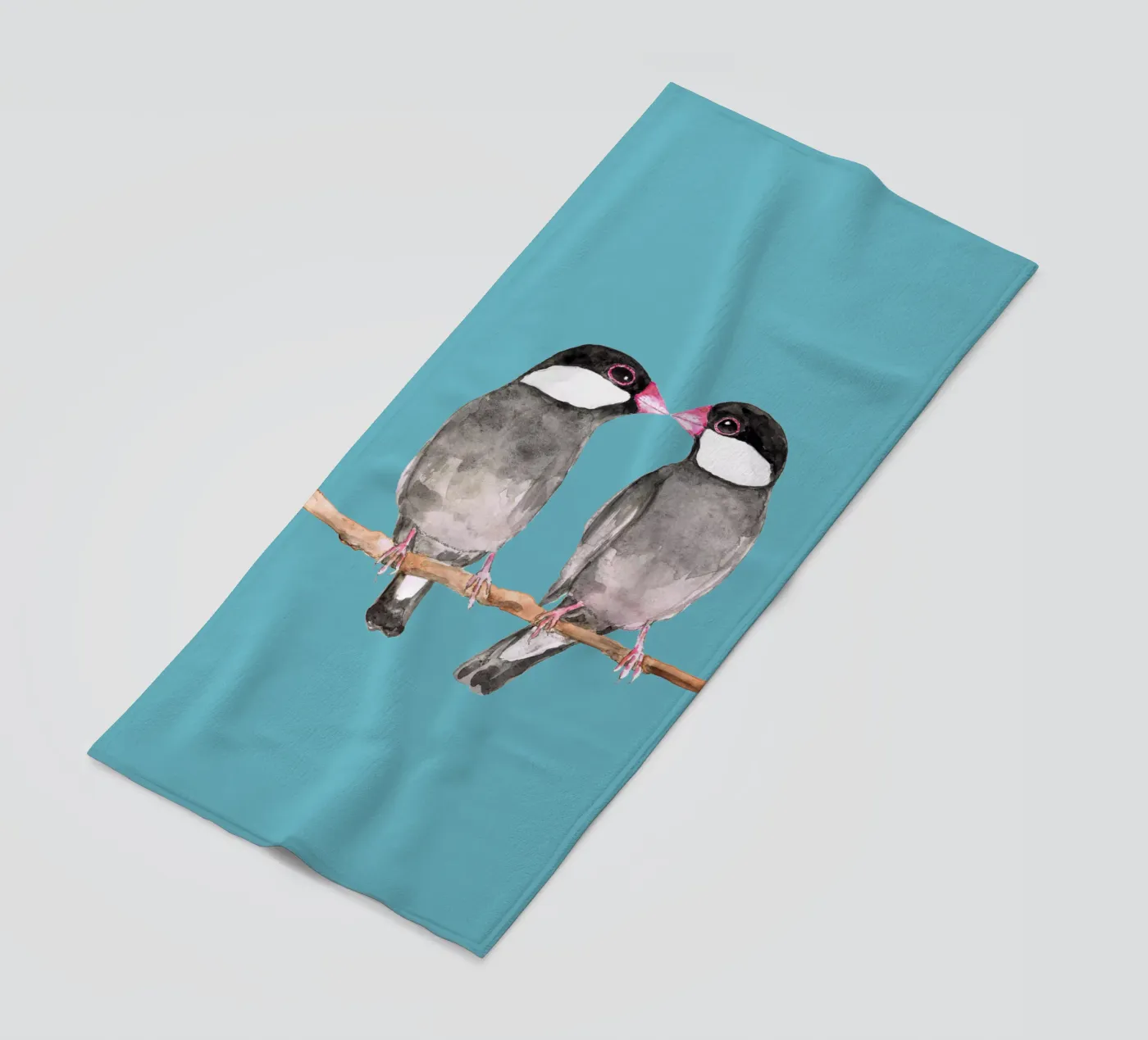 Two kissing Java sparrows Strandtuch von BwiseLizzy