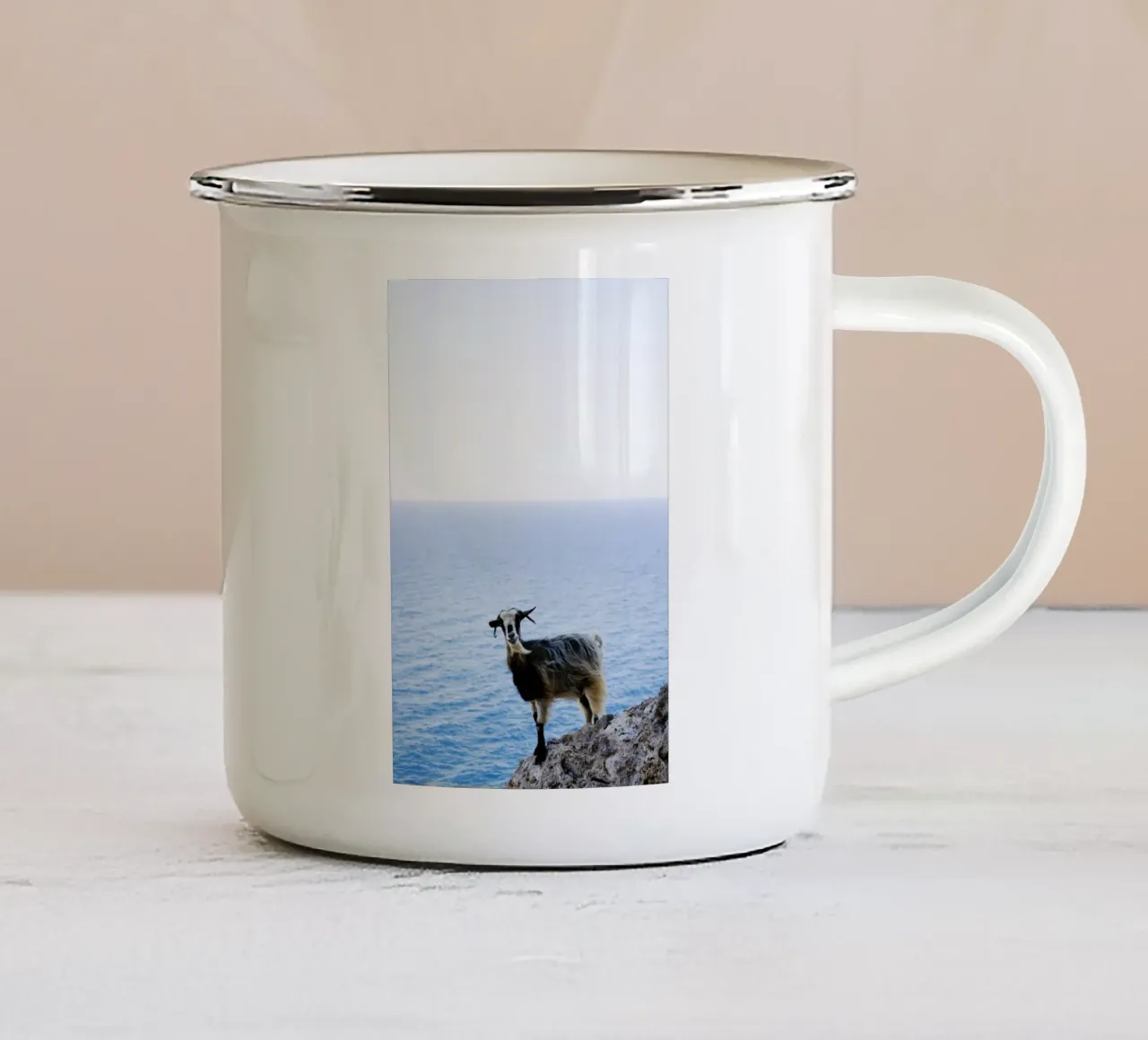 Capra a Kalymnos, Grecia tazza in smalto da Simon Koy