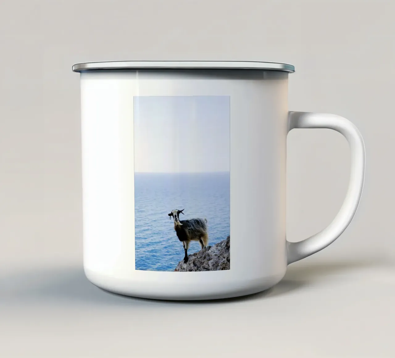 Capra a Kalymnos, Grecia tazza in smalto da Simon Koy