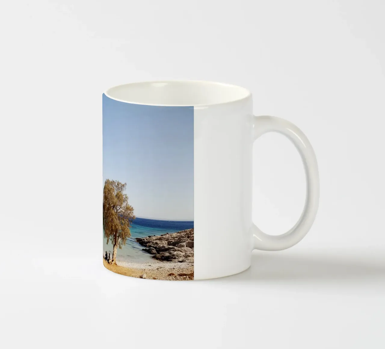 Spiaggia di AKlymnos, Grecia tazza in ceramica da Simon Koy