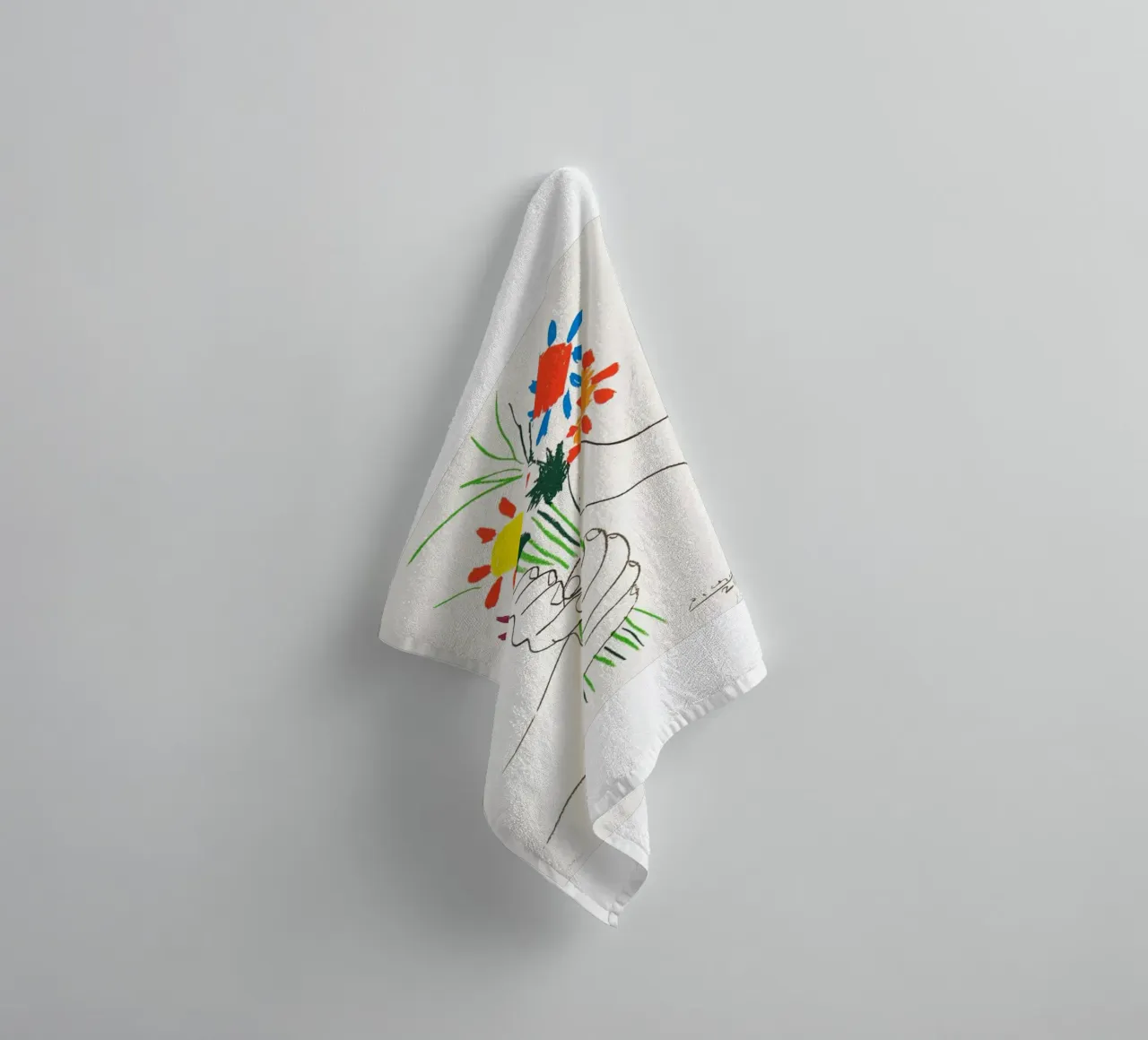 due mani che tengono un fiore di Picasso asciugamano da bagno da eternal nino