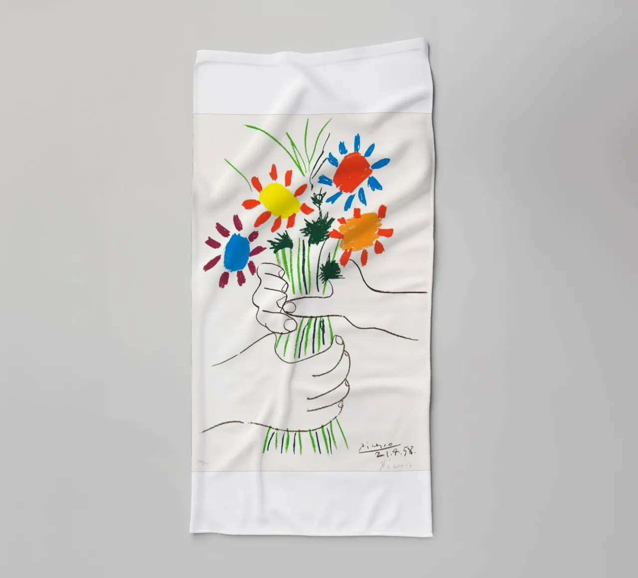 due mani che tengono un fiore di Picasso asciugamano da bagno da eternal nino