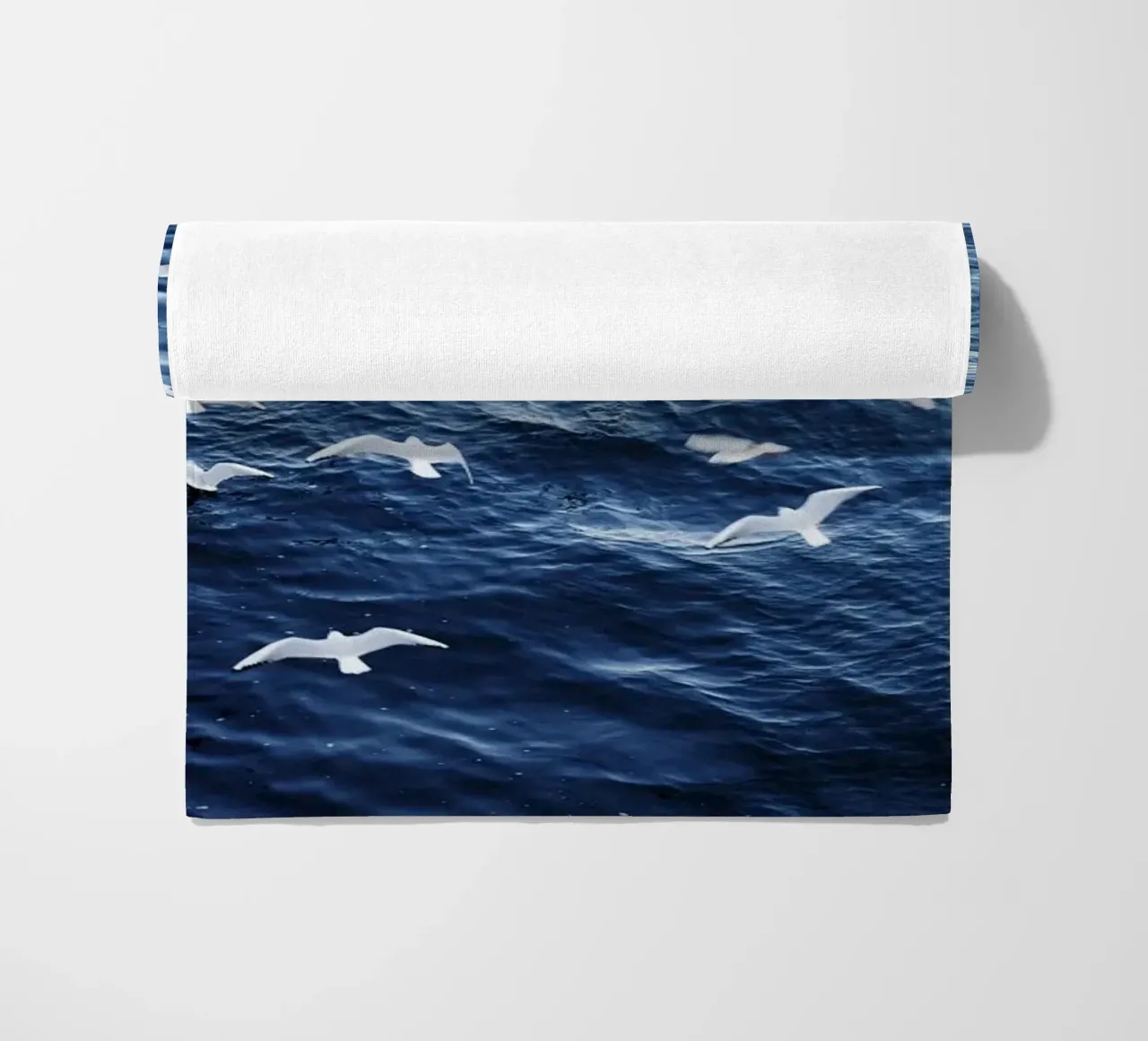 Zeemeeuwen in Wenen (Oostenrijk) strandhanddoek van fotokunst