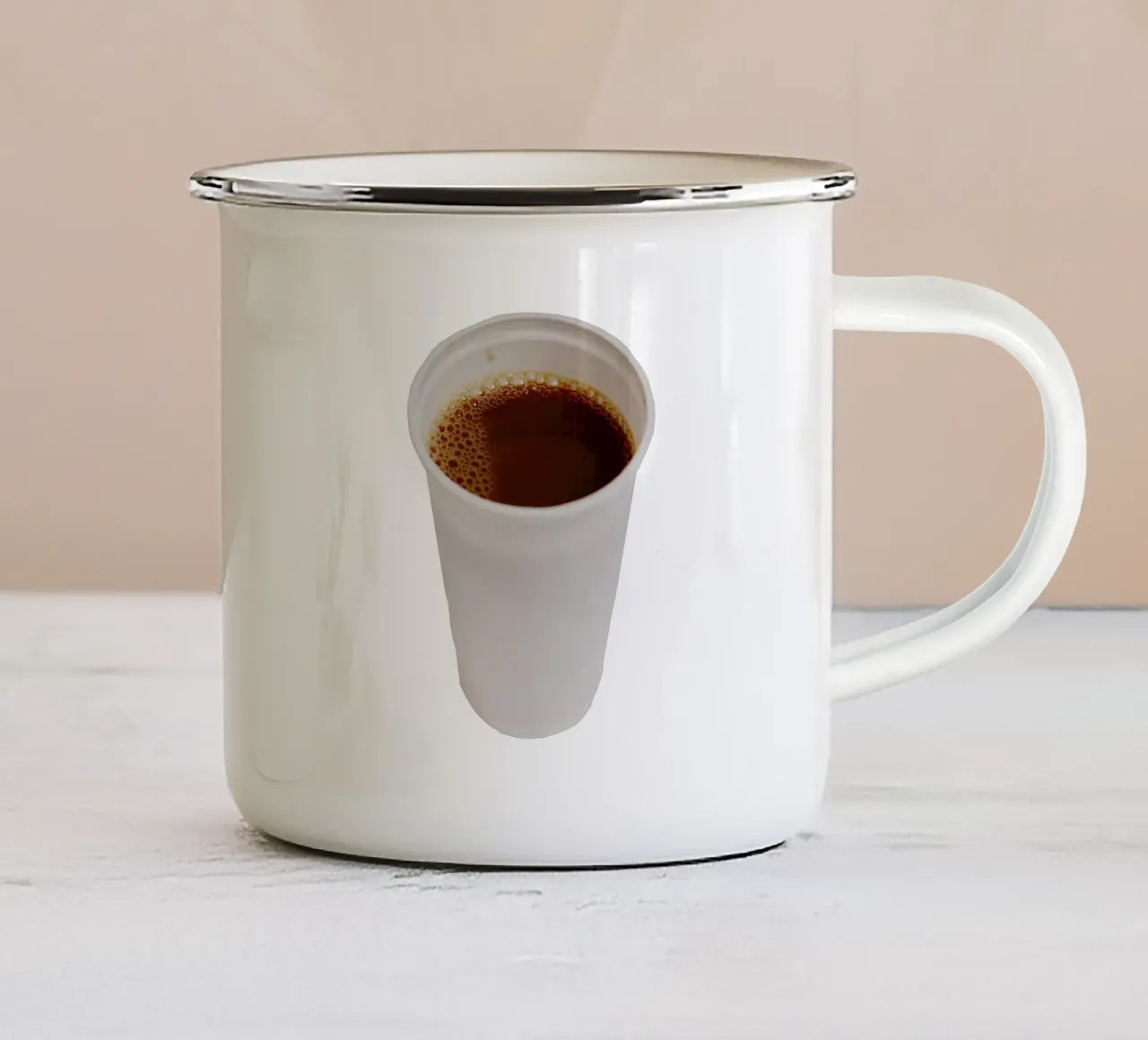 L'ora del caffè tazza in smalto da Simon Koy