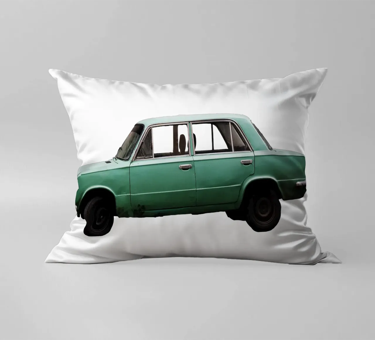 Vecchia auto Ucraina cuscino da Simon Koy