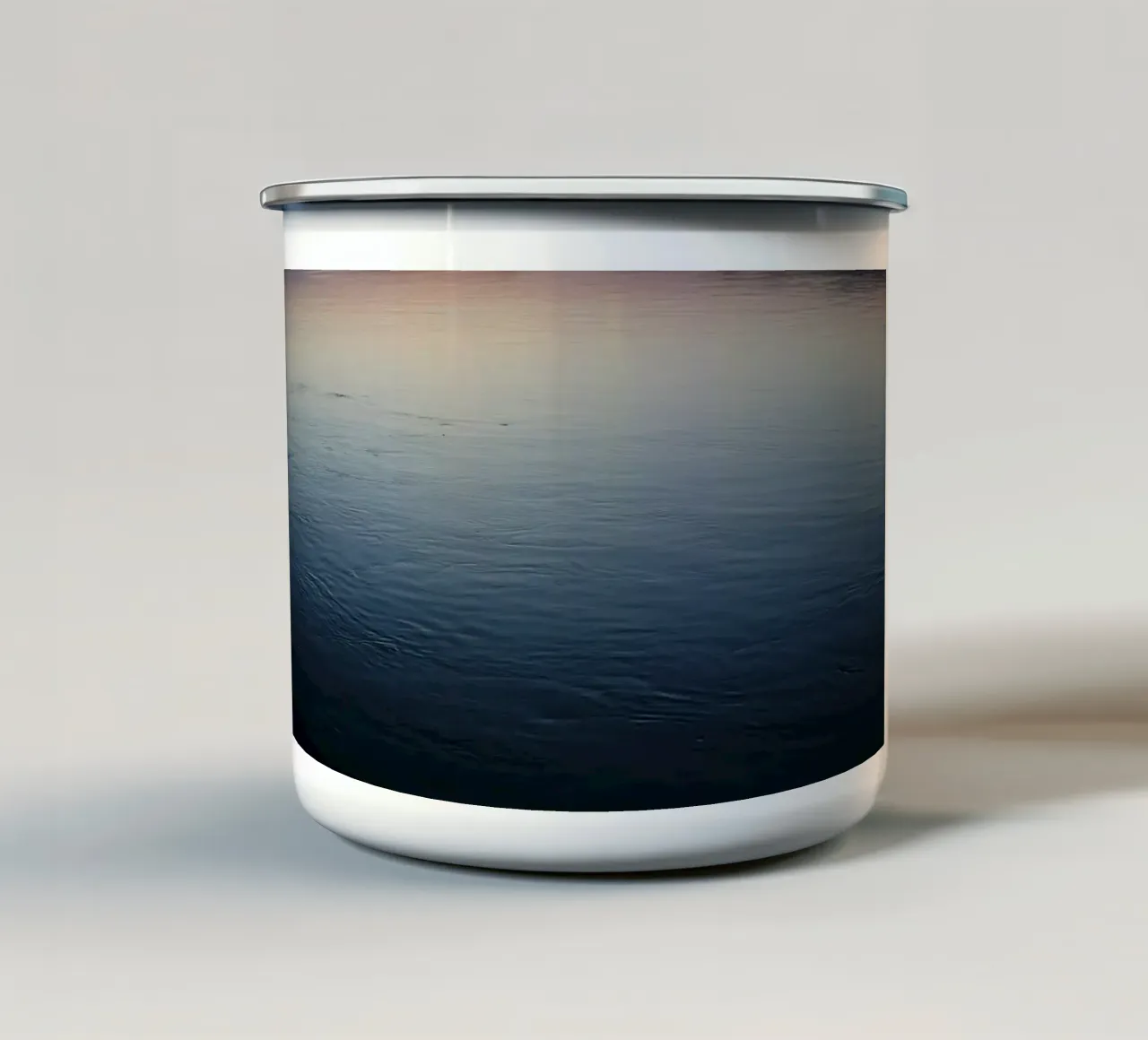 Riflesso dell'acqua del Danubio tazza in smalto da Simon Koy