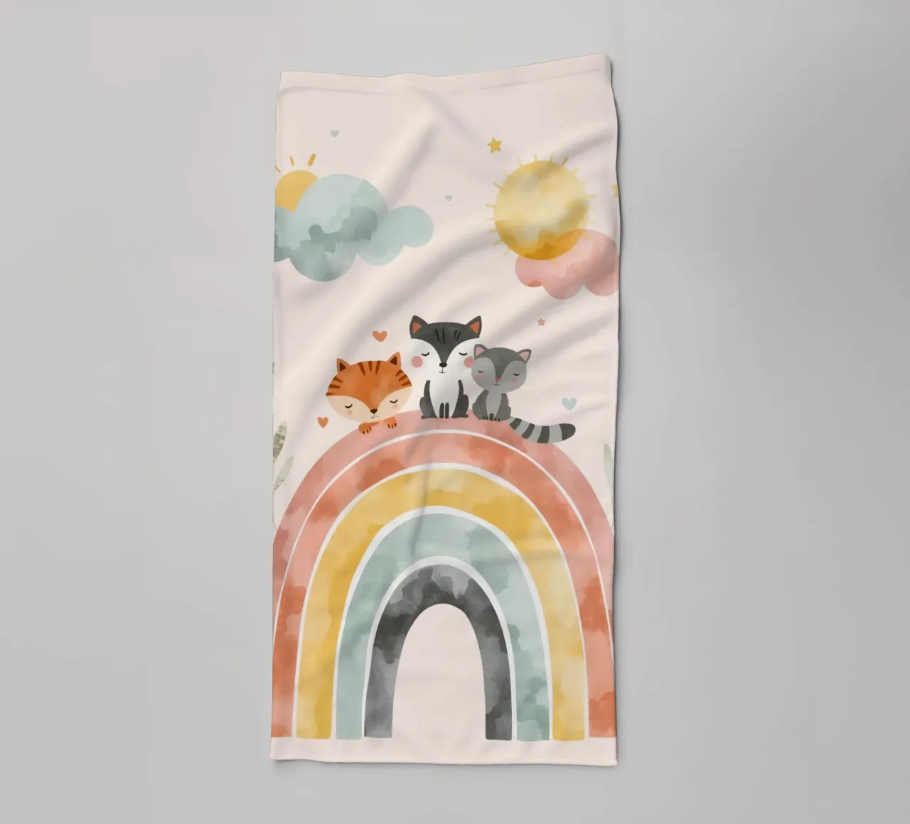 Simpáticos animales de dibujos animados en un arco iris con soles y nubes toalla de baño de DesignDoodle