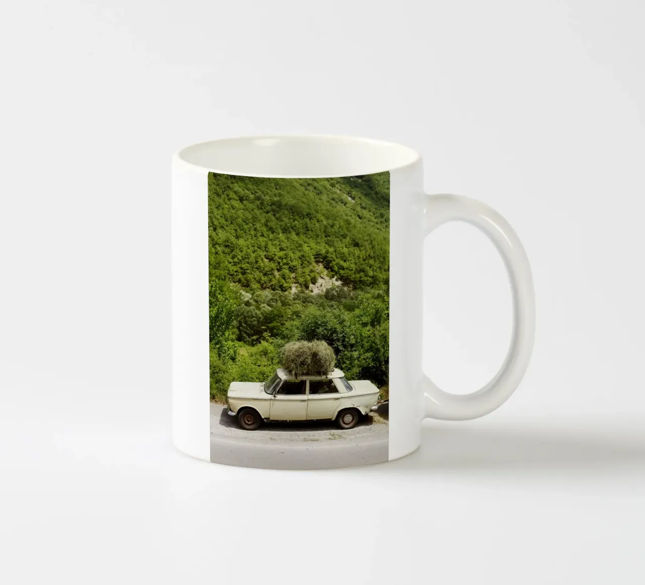 Auto in Macedonia tazza in ceramica da Simon Koy