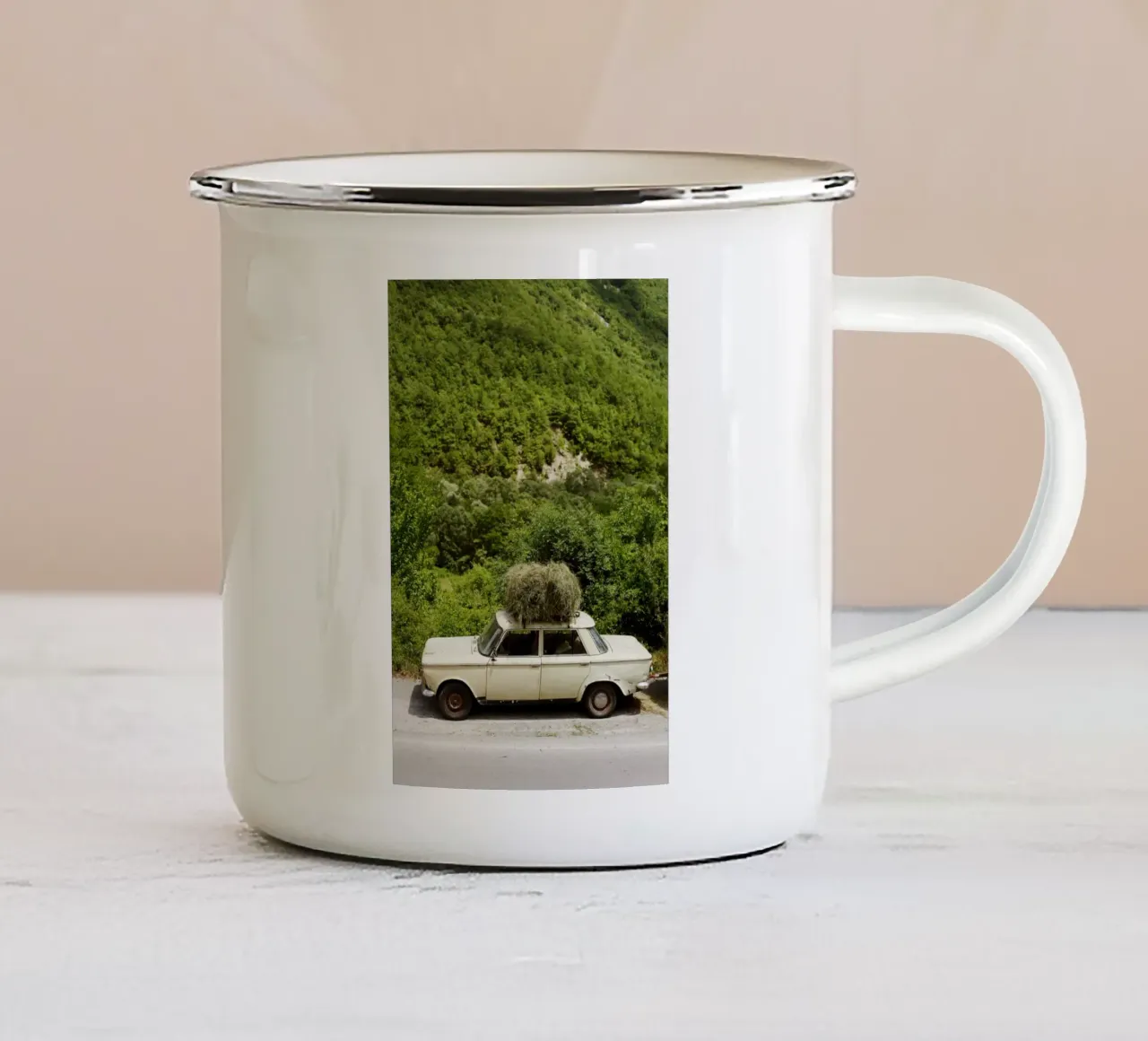 Auto in Macedonia tazza in smalto da Simon Koy