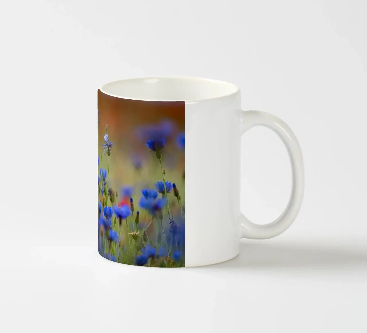 Fiori viola su un prato tazza in ceramica da anderm