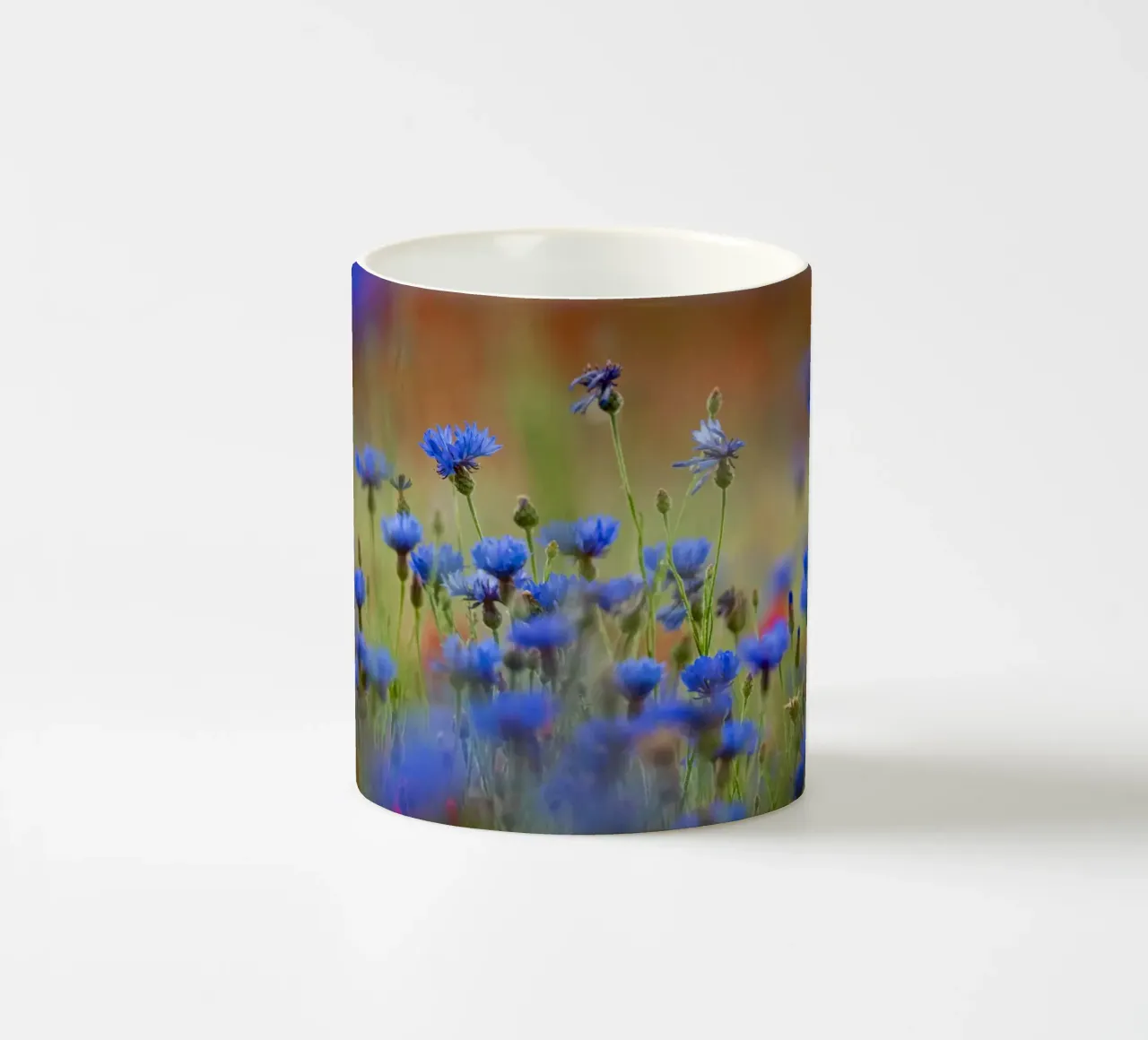 Fiori viola su un prato tazza in ceramica da anderm
