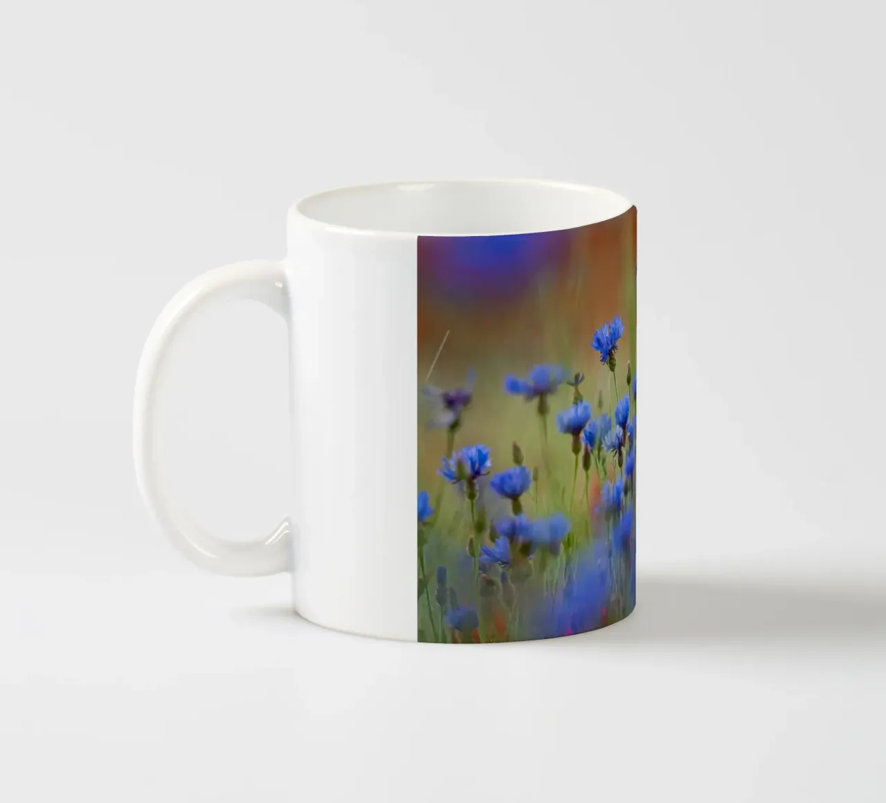 Fiori viola su un prato tazza in ceramica da anderm