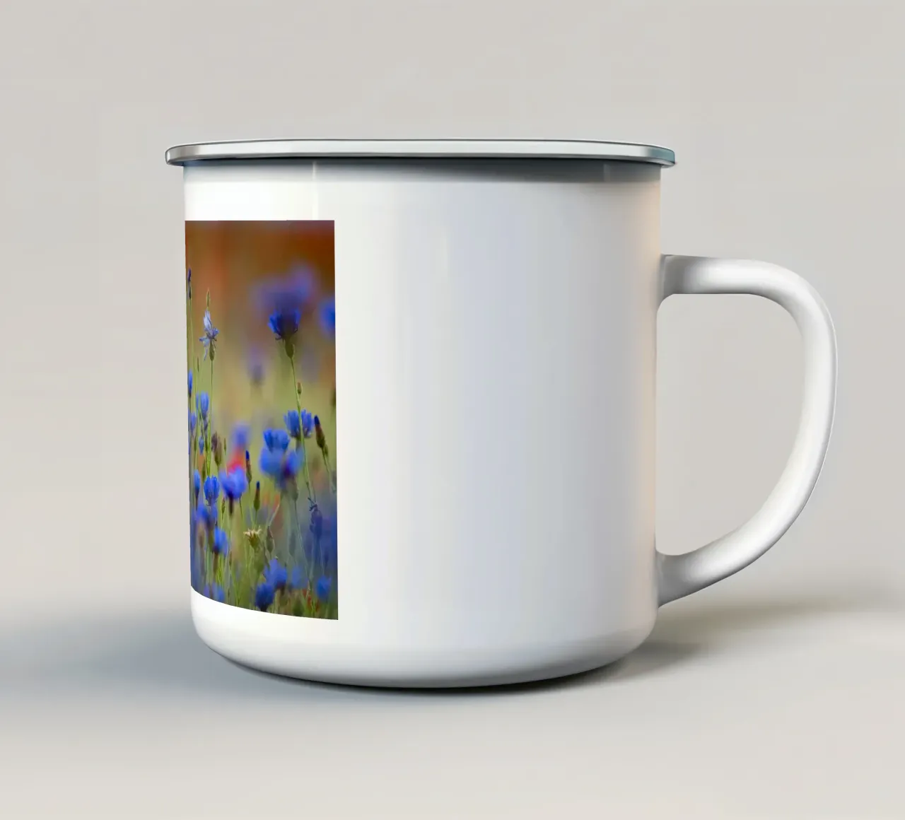 Fiori viola su un prato tazza in smalto da anderm