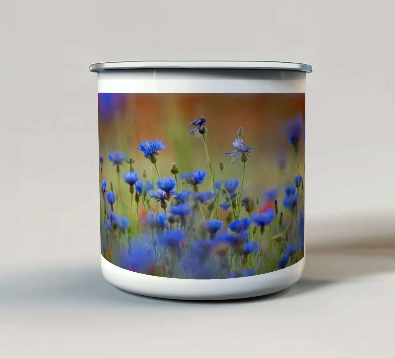 Fiori viola su un prato tazza in smalto da anderm