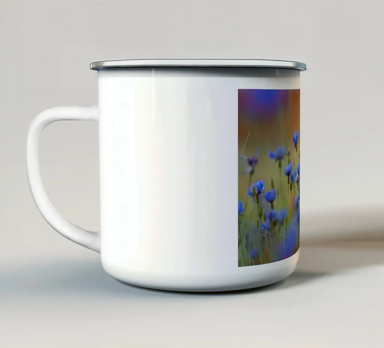 Fiori viola su un prato tazza in smalto da anderm
