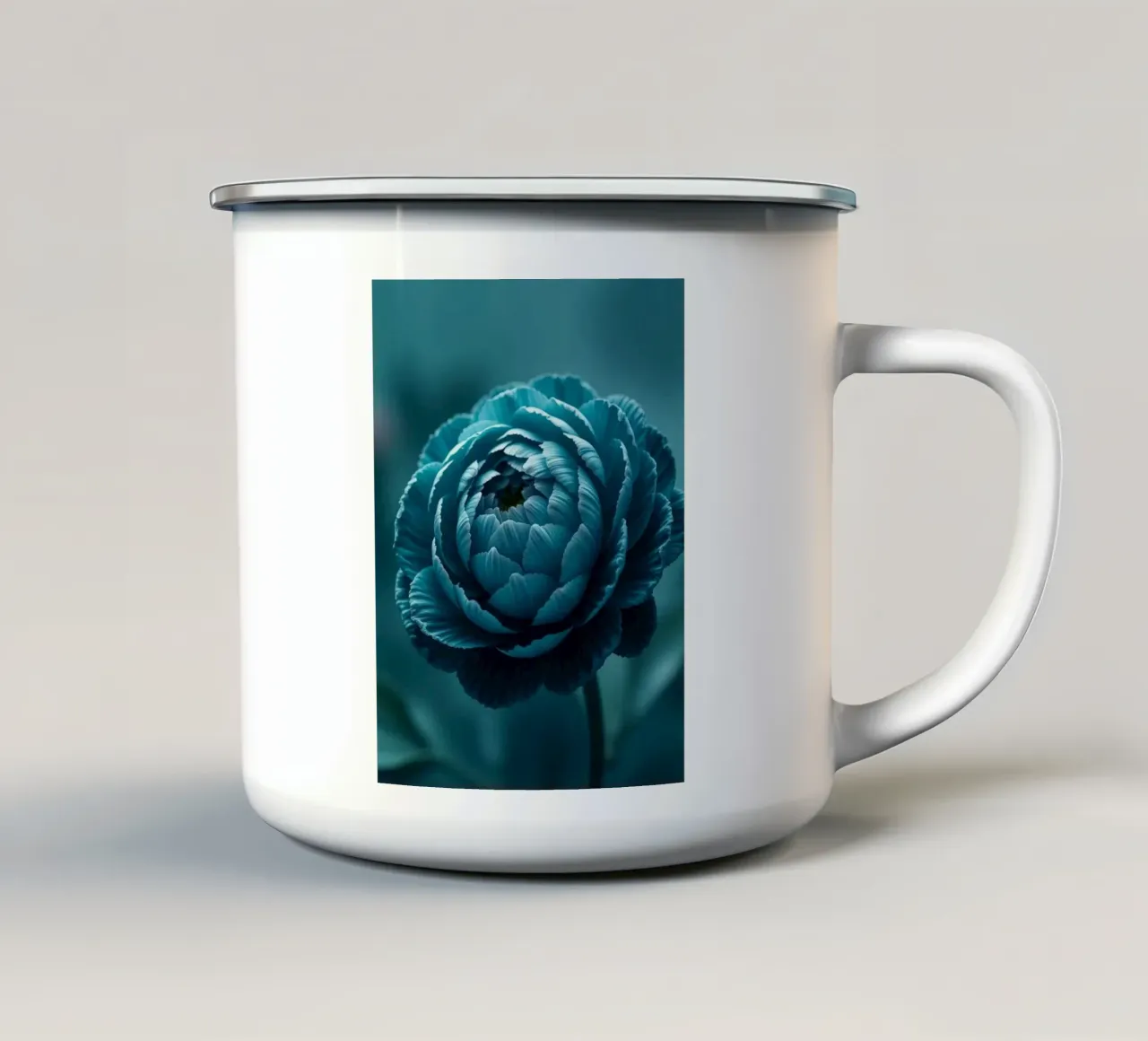 Fiore blu etereo: Una peonia acquatica scintillante tazza in smalto da Artistic-shop