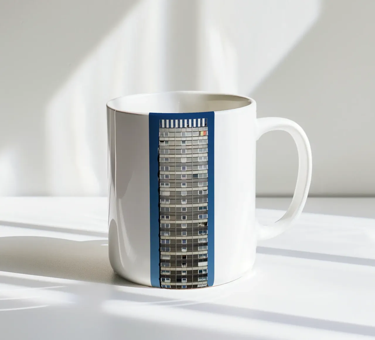 Edificio alto a Liegi (Belgio) tazza in ceramica da Simon Koy