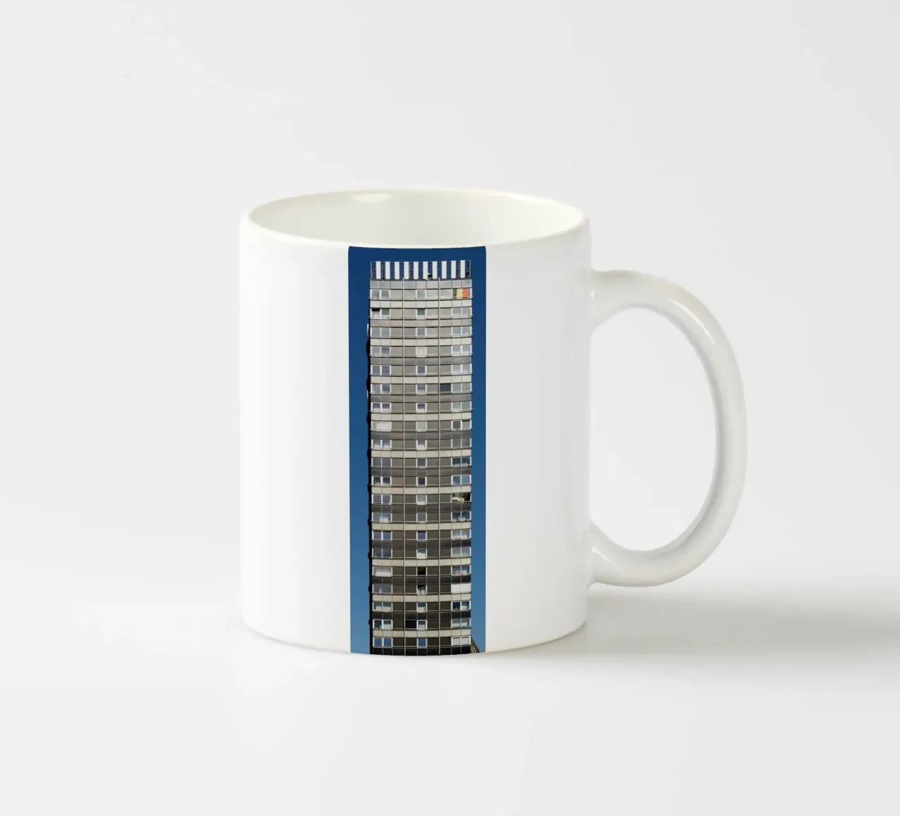Edificio alto a Liegi (Belgio) tazza in ceramica da Simon Koy
