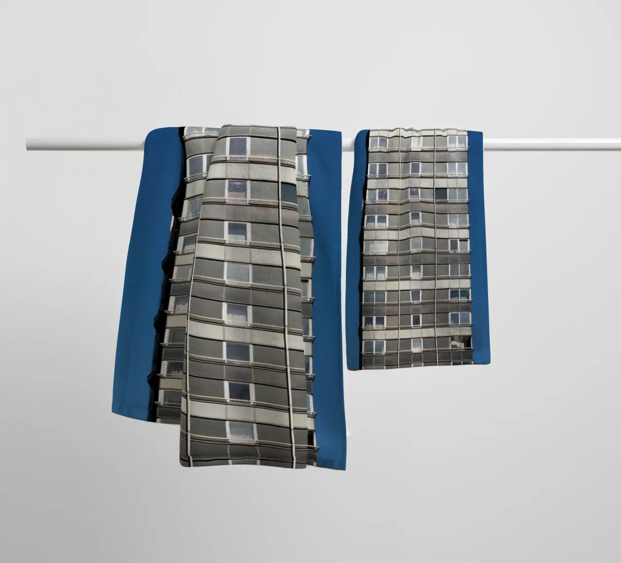 Edificio alto a Liegi (Belgio) asciugamano da bagno da Simon Koy