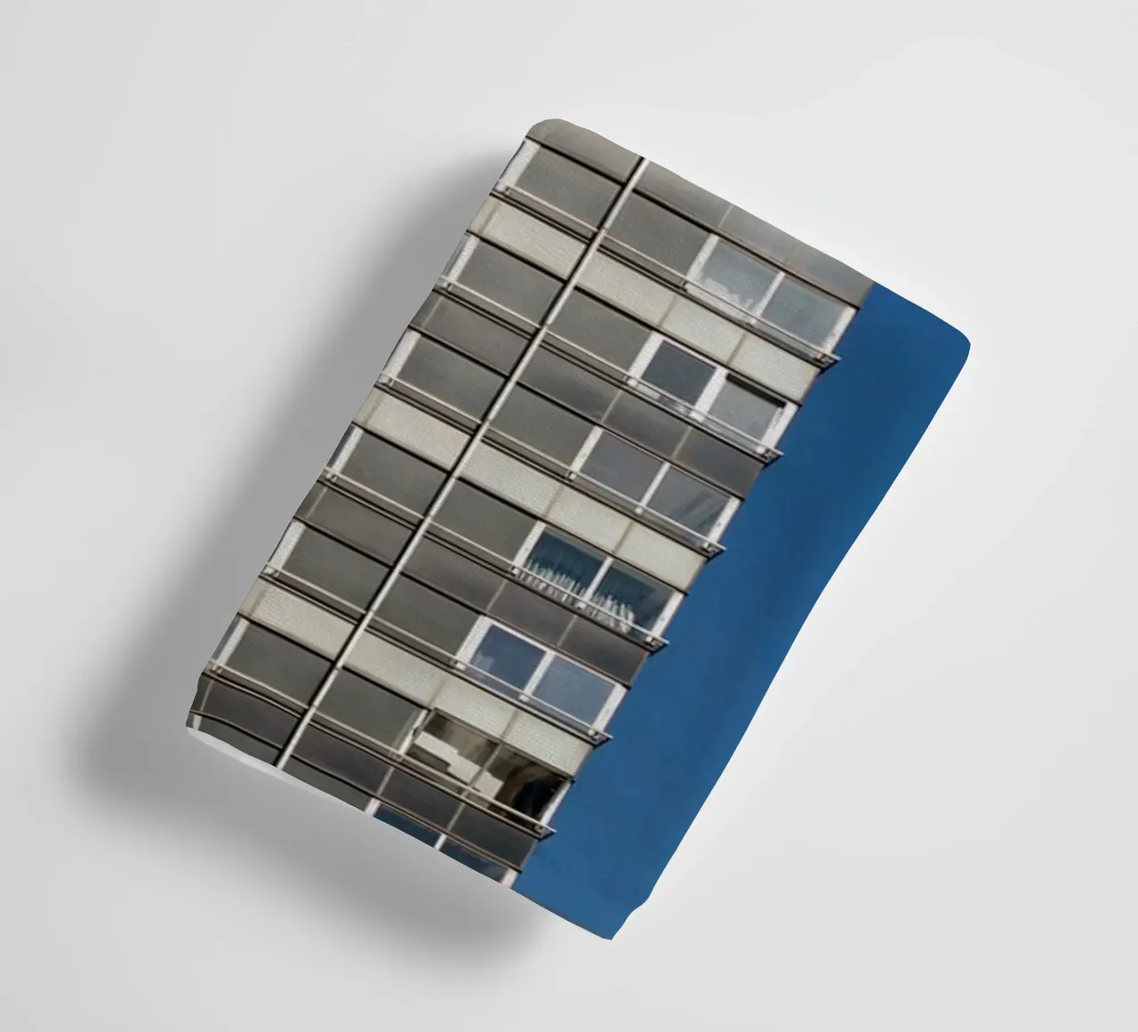 Edificio alto a Liegi (Belgio) asciugamano da bagno da Simon Koy
