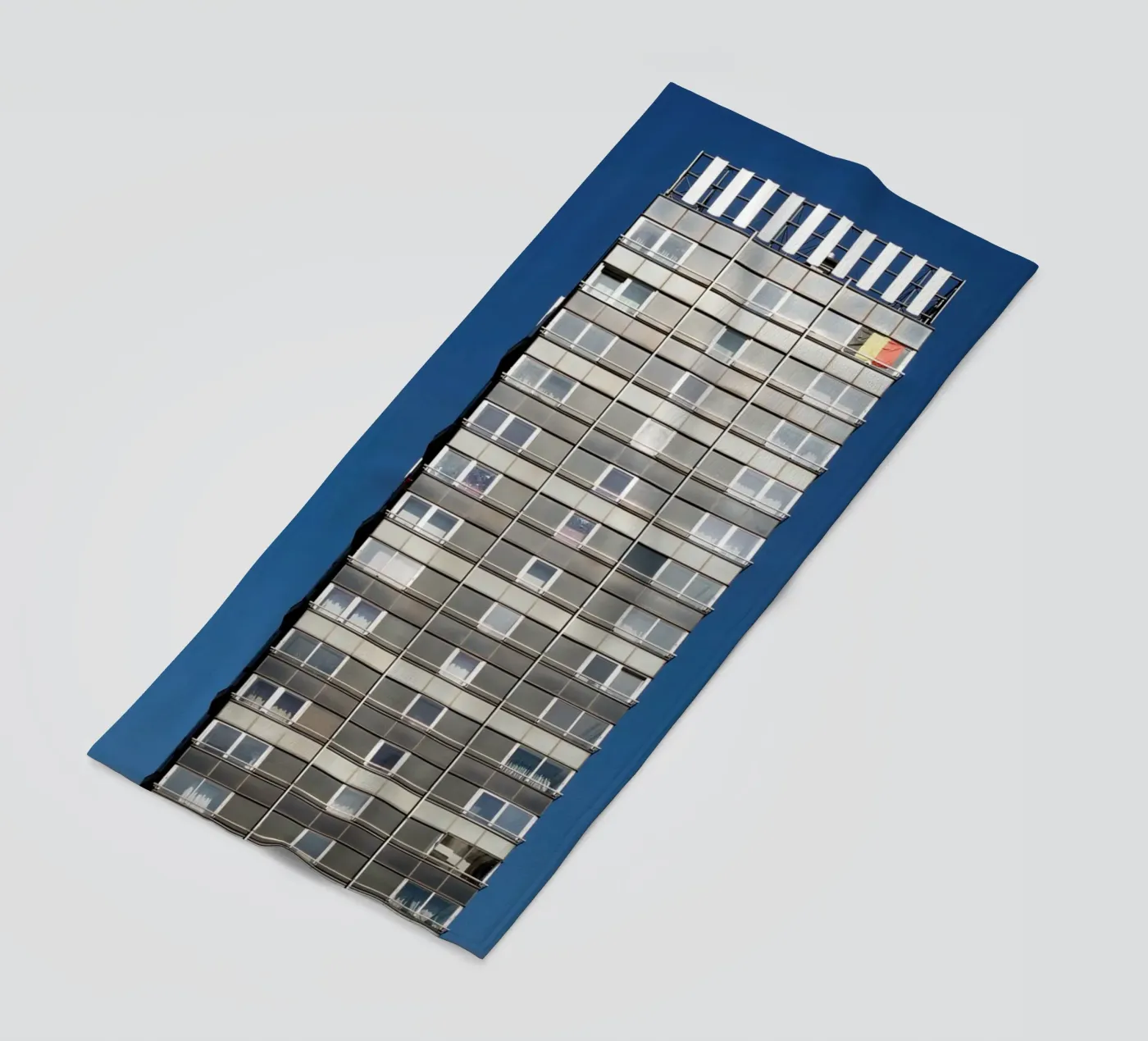 High-rise building in Liège (Belgium) serviette de plage de fotokunst