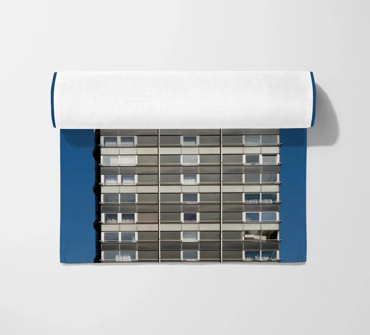 Edificio alto a Liegi (Belgio) telo mare da Simon Koy