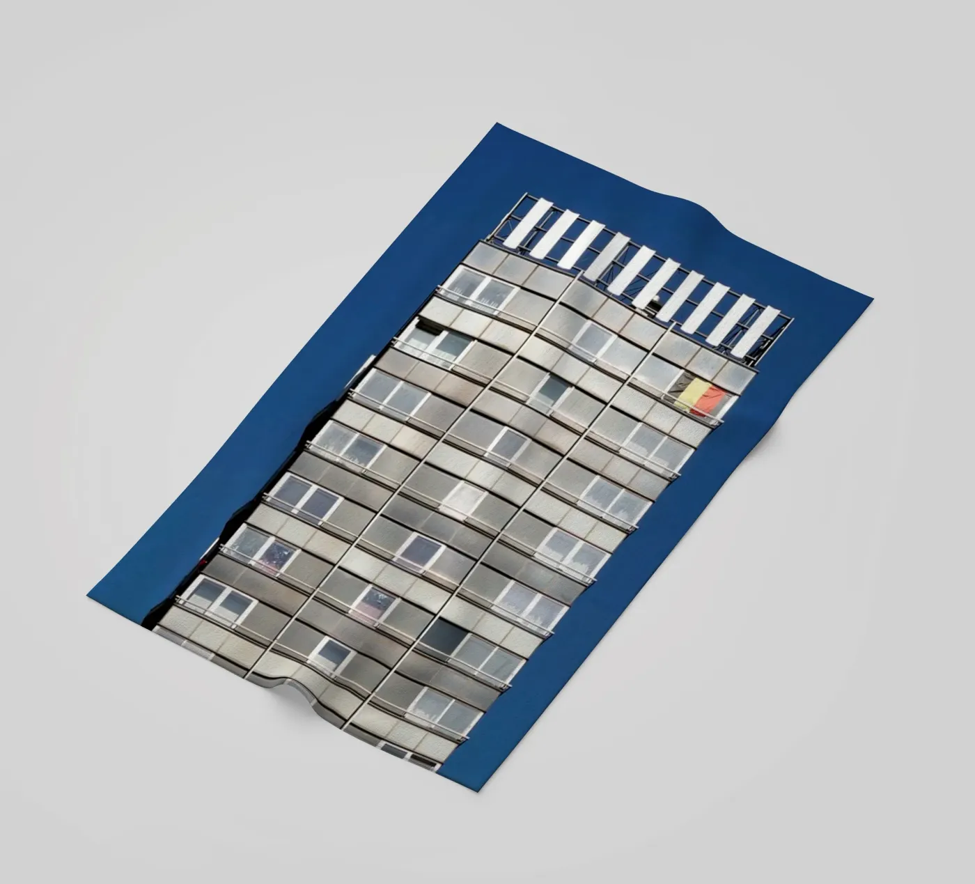 High-rise building in Liège (Belgium) serviette de plage de fotokunst