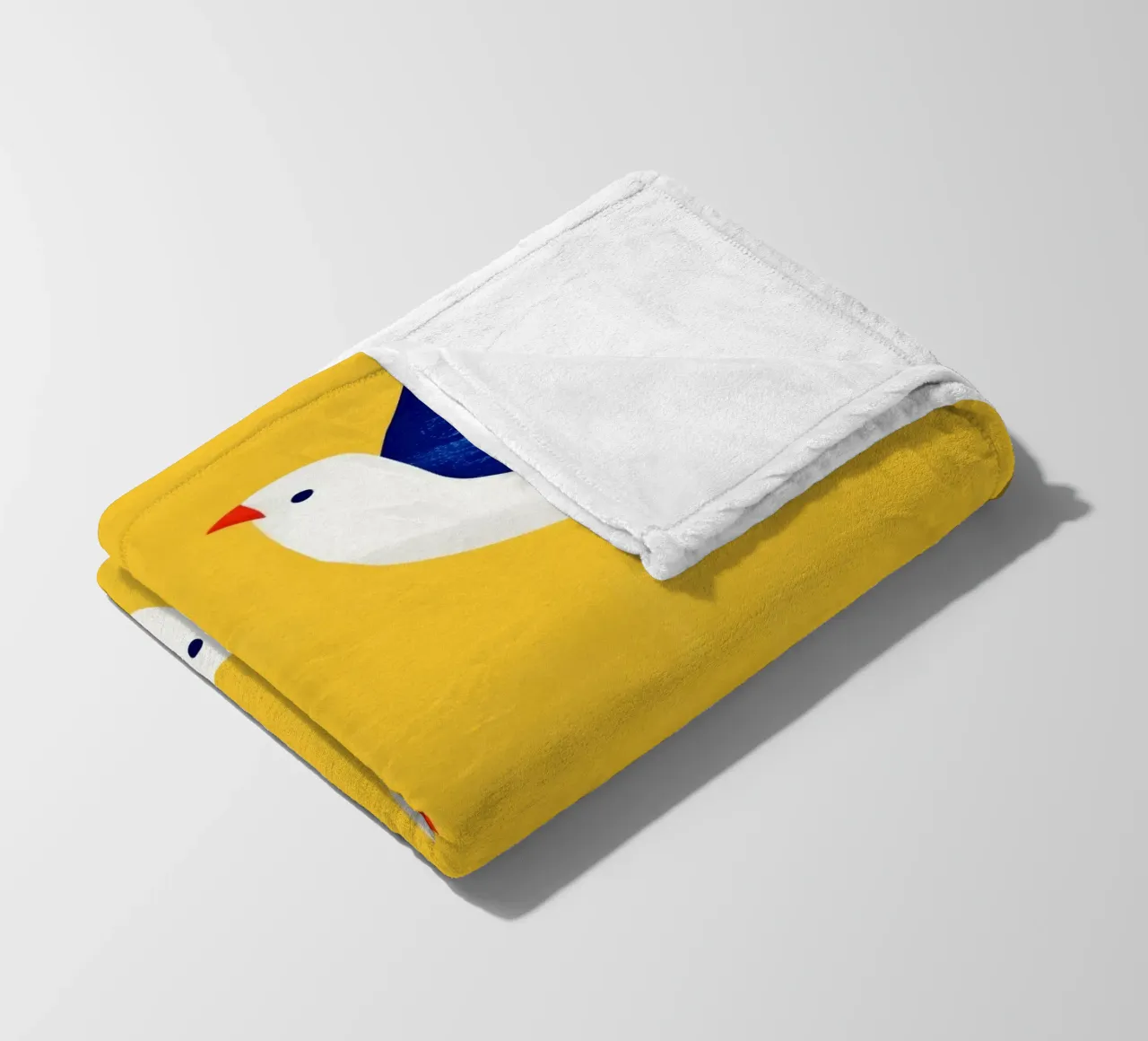 Minimal Blue and White Doves on Yellow coperta in pile da Luca