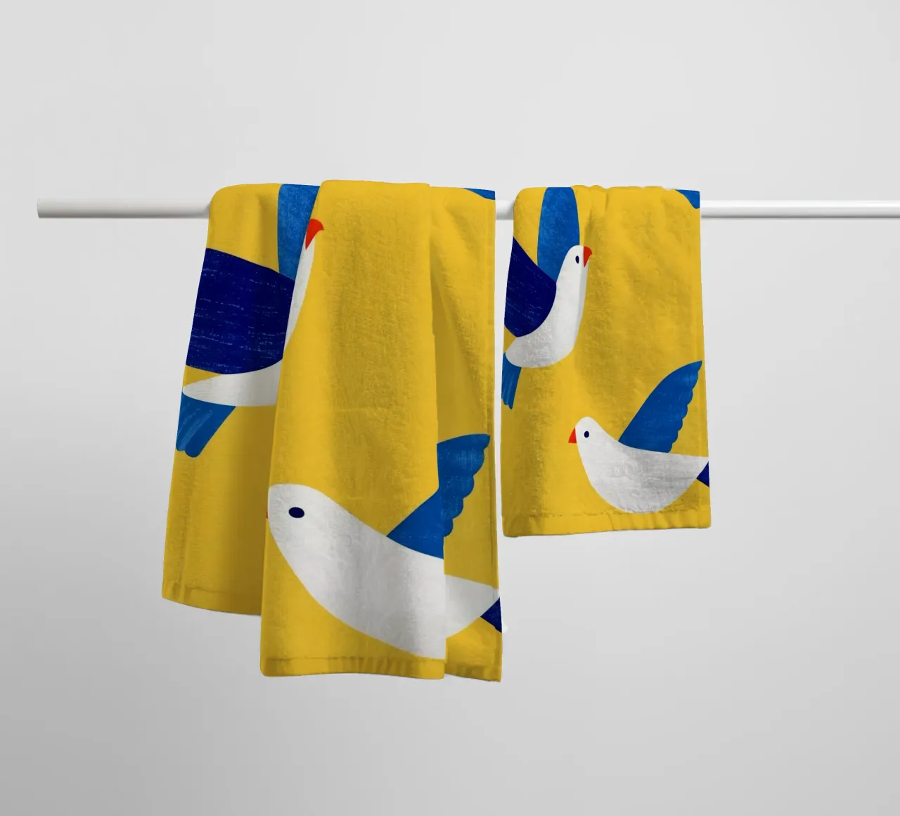 Minimal Blue and White Doves on Yellow asciugamano da bagno da Luca
