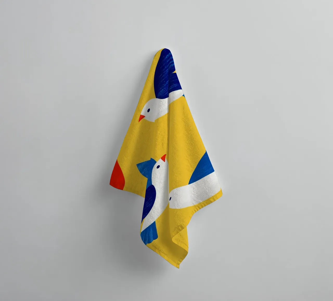Minimal Blue and White Doves on Yellow asciugamano da bagno da Luca