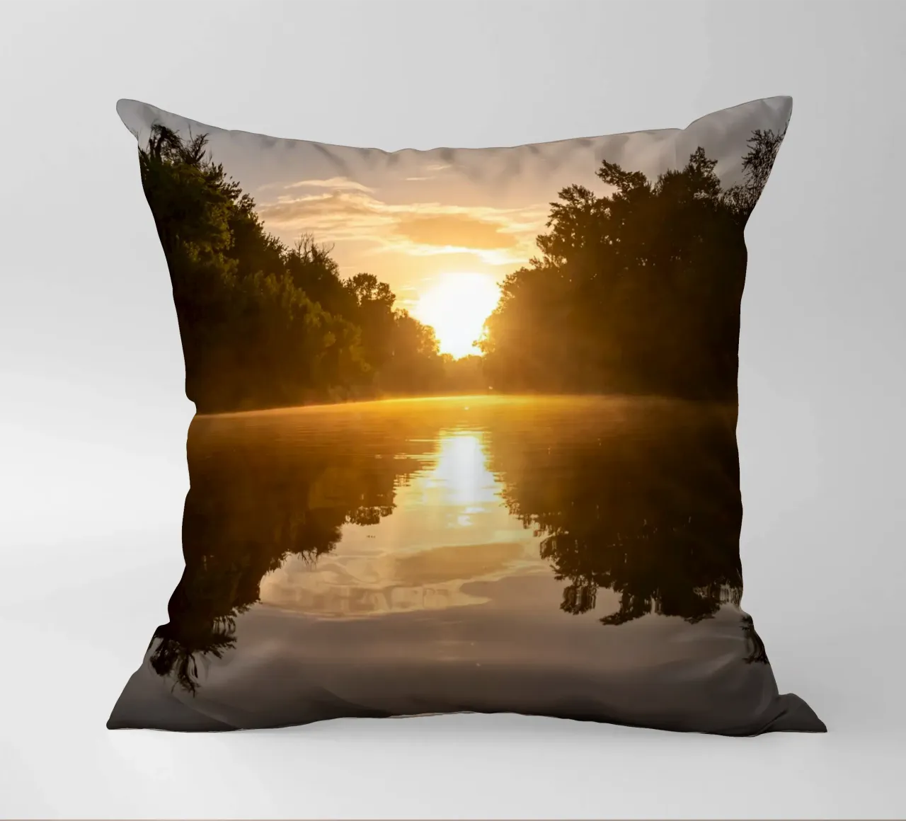 Tramonto che si riflette su un fiume cuscino da anderm