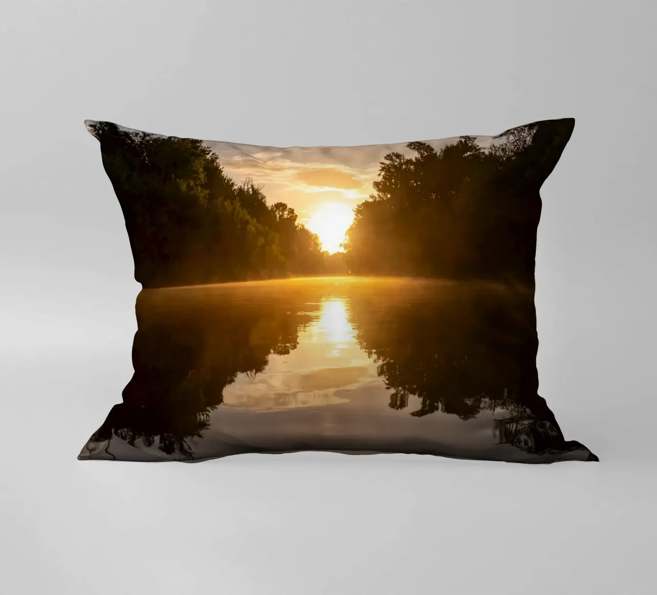 Tramonto che si riflette su un fiume cuscino da anderm