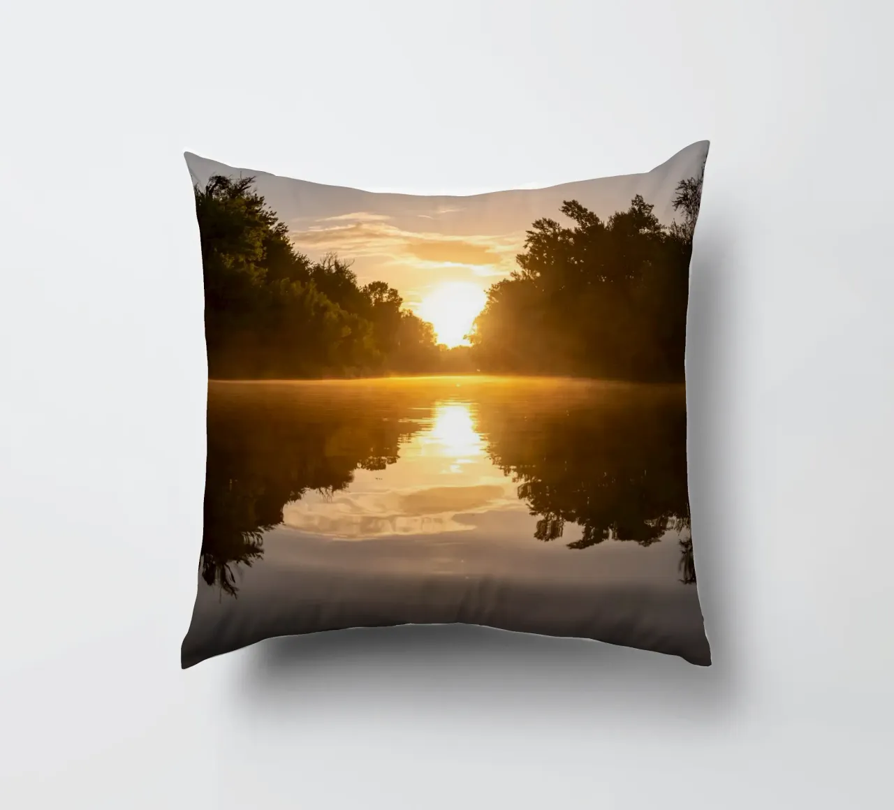 Tramonto che si riflette su un fiume cuscino da anderm