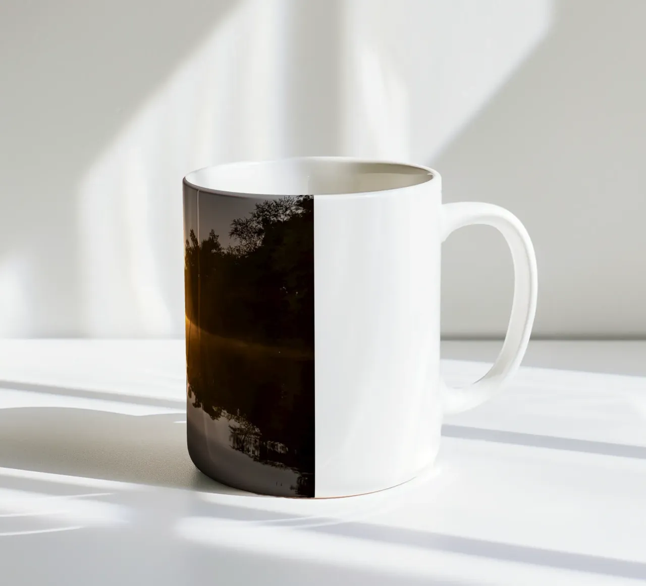 Tramonto che si riflette su un fiume tazza in ceramica da anderm