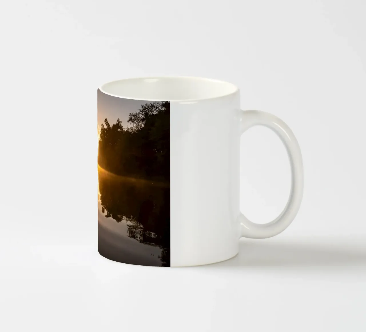 Tramonto che si riflette su un fiume tazza in ceramica da anderm