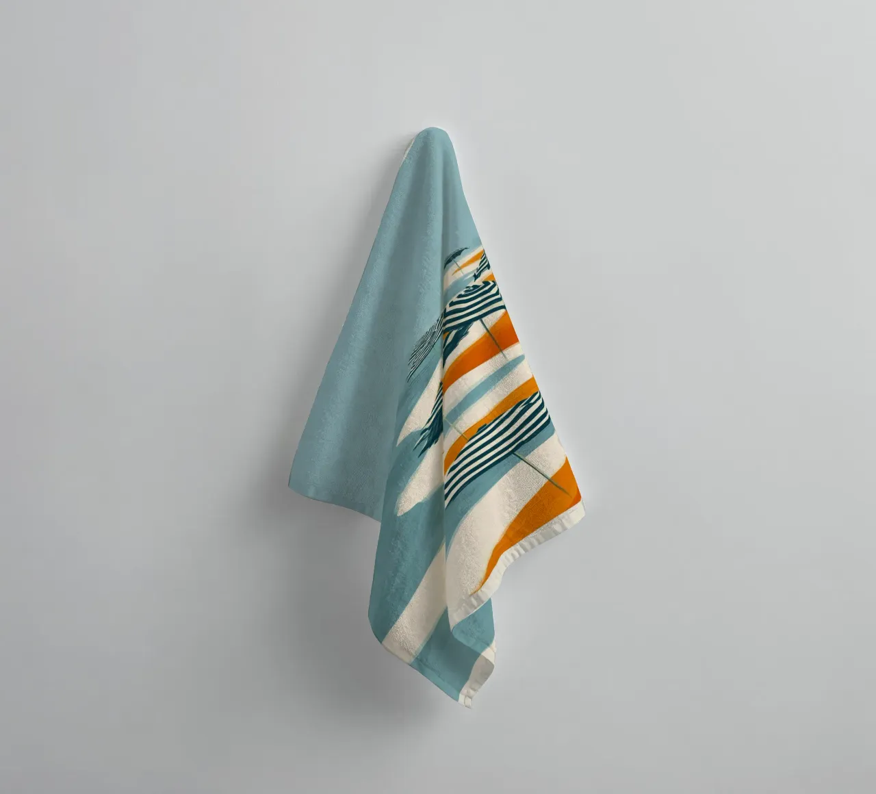 Striped Umbrellas by the Shore asciugamano da bagno da Luca