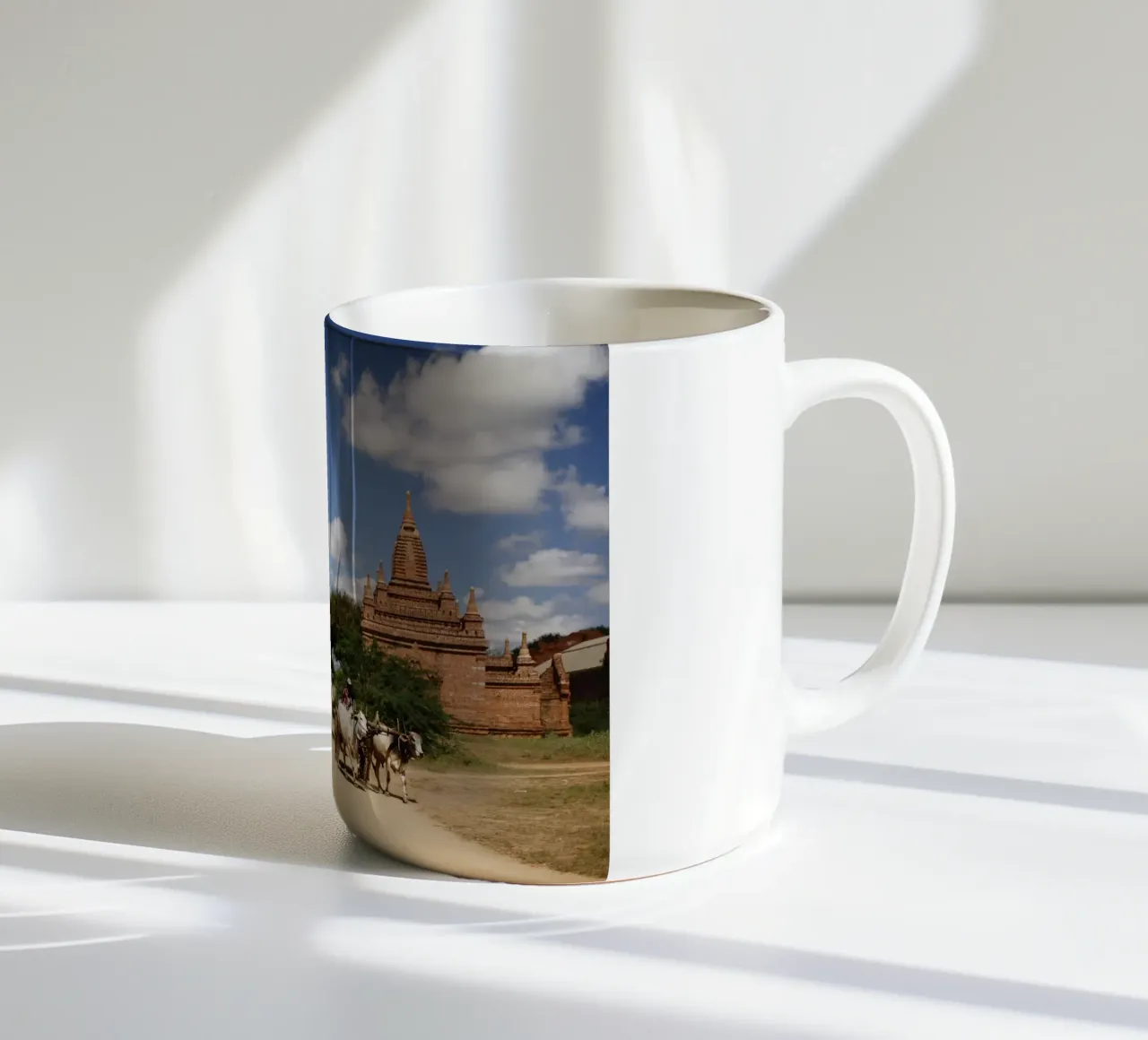 Bagan, complesso di templi del Myanmar tazza in ceramica da Simon Koy