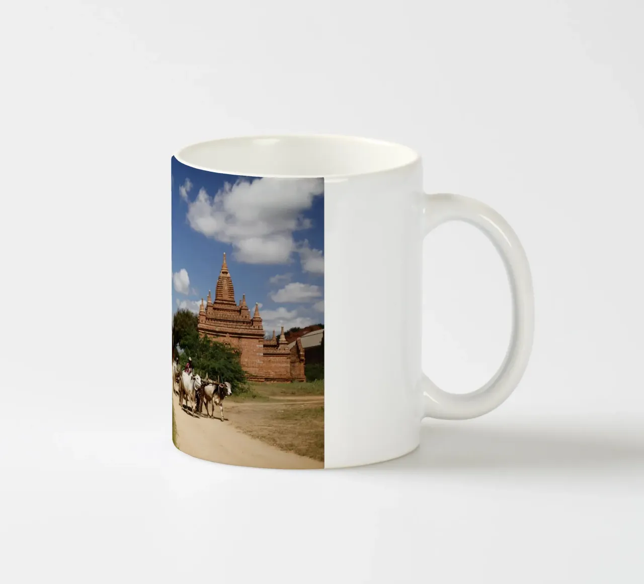 Bagan, complesso di templi del Myanmar tazza in ceramica da Simon Koy