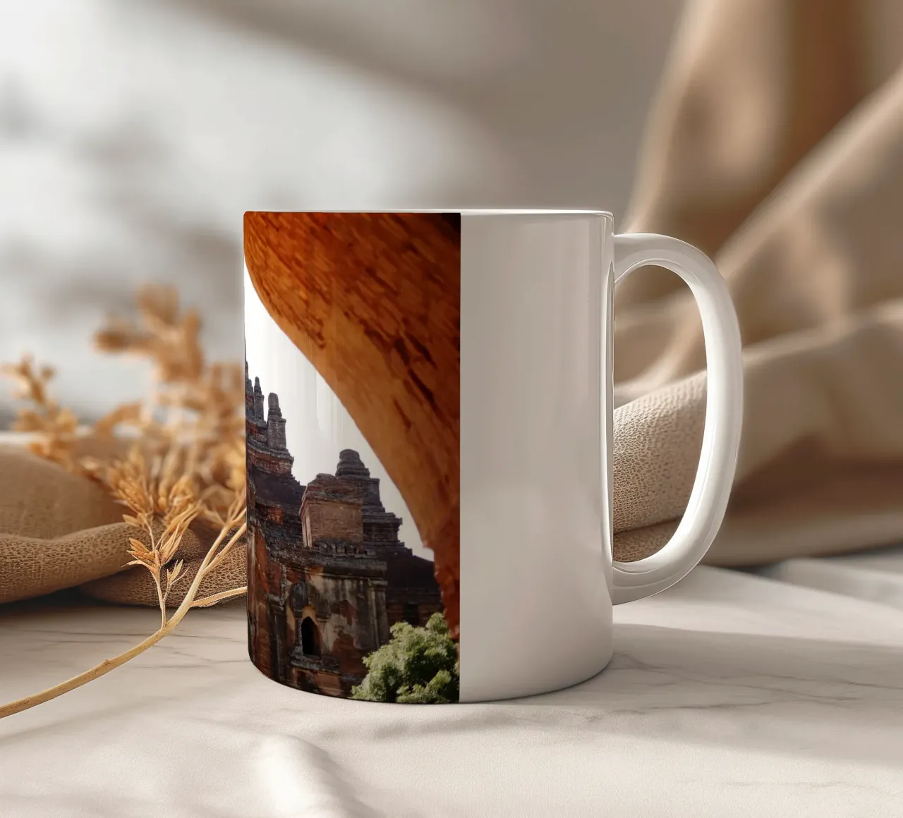 Bagan, complesso di templi del Myanmar tazza in ceramica da Simon Koy