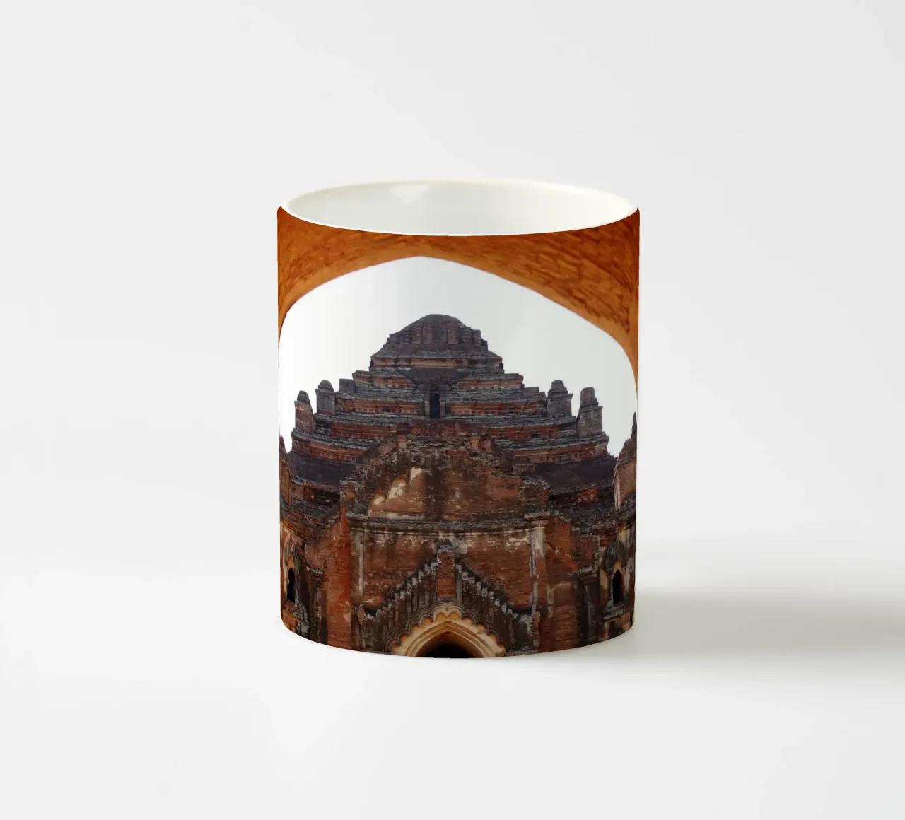 Bagan, complesso di templi del Myanmar tazza in ceramica da Simon Koy