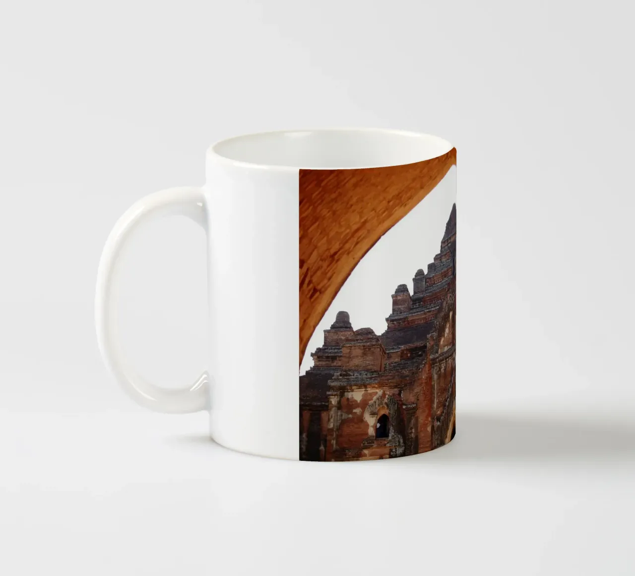 Bagan, complesso di templi del Myanmar tazza in ceramica da Simon Koy