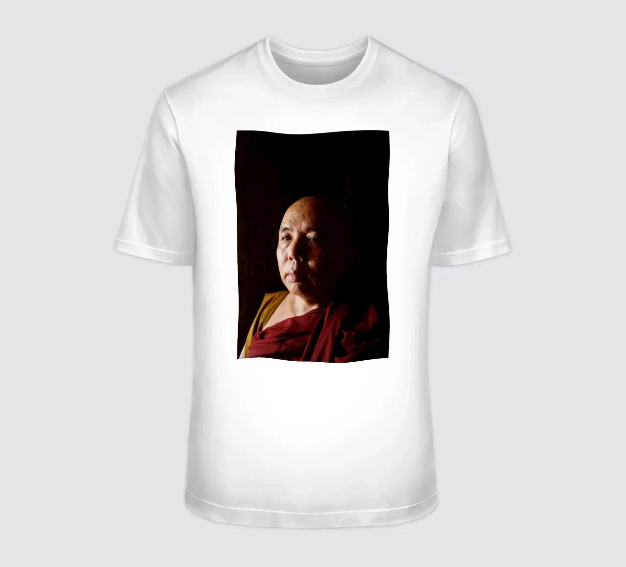 Monaco, complesso di templi di Bagan Myanmar t-shirt da Simon Koy