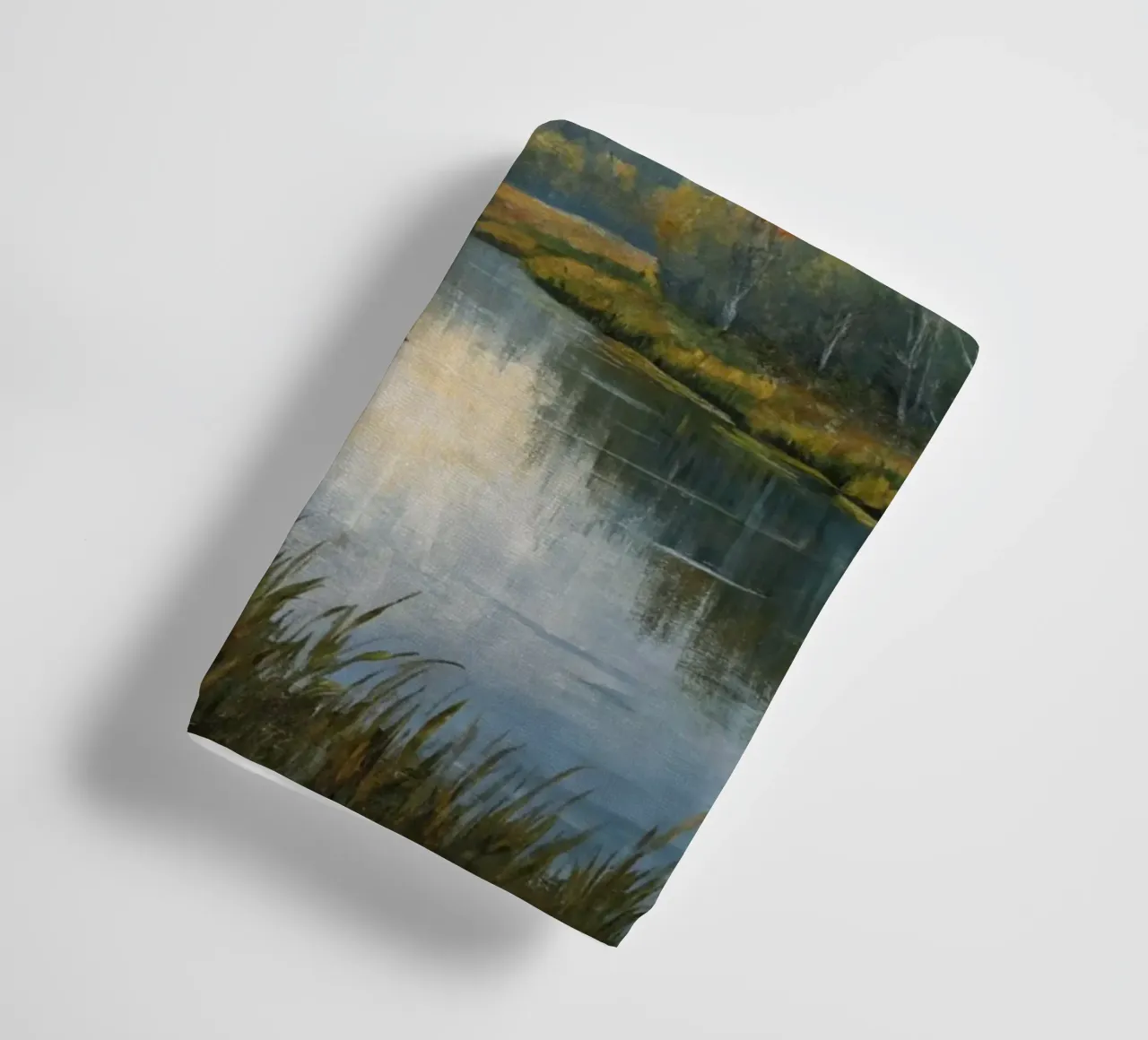 Bouleaux d'automne dorés au bord d'une rivière douce serviette de bain de Artistic-shop