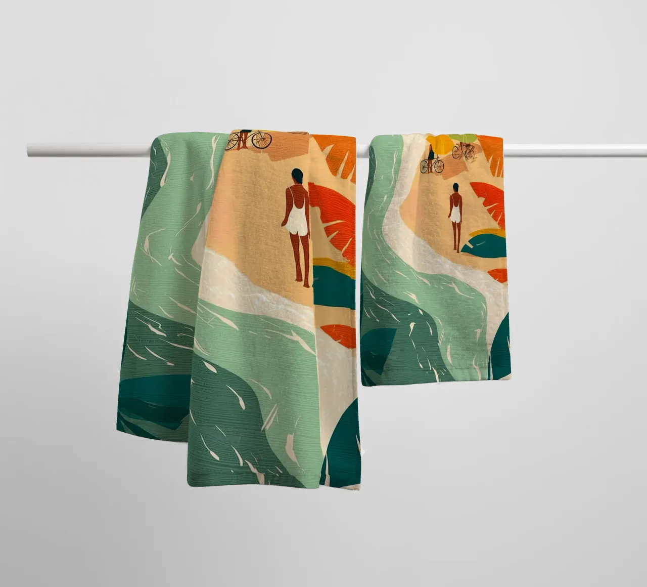Umbrellas and Footsteps by the Shore asciugamano da bagno da Luca