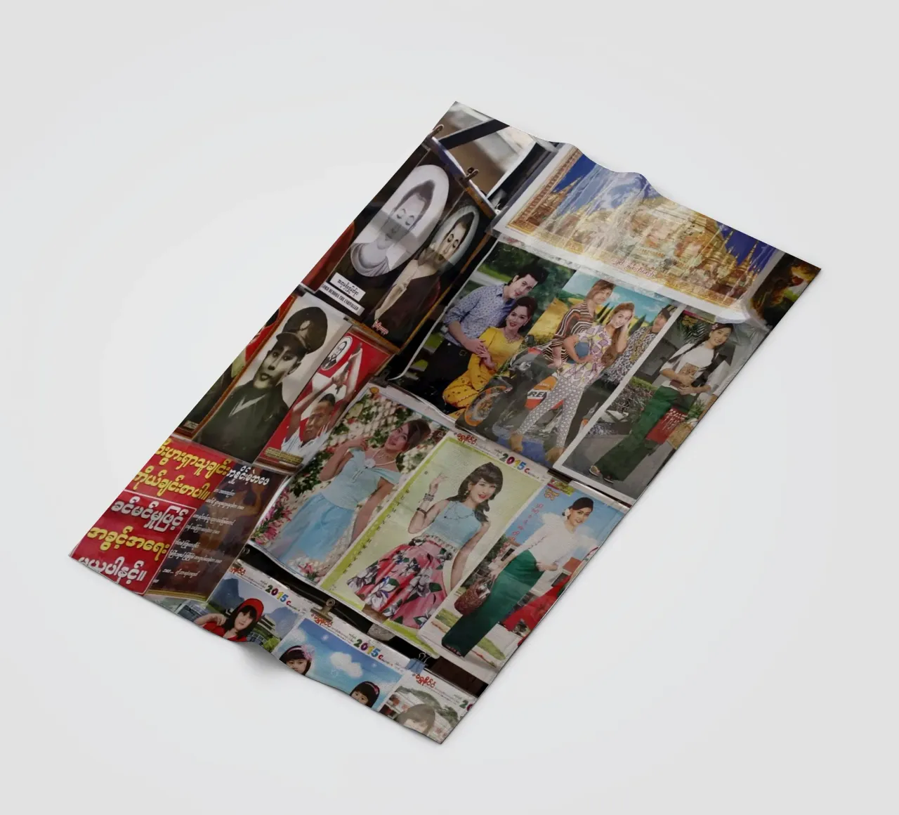 Manifesti in Myanmar coperta in pile da Simon Koy