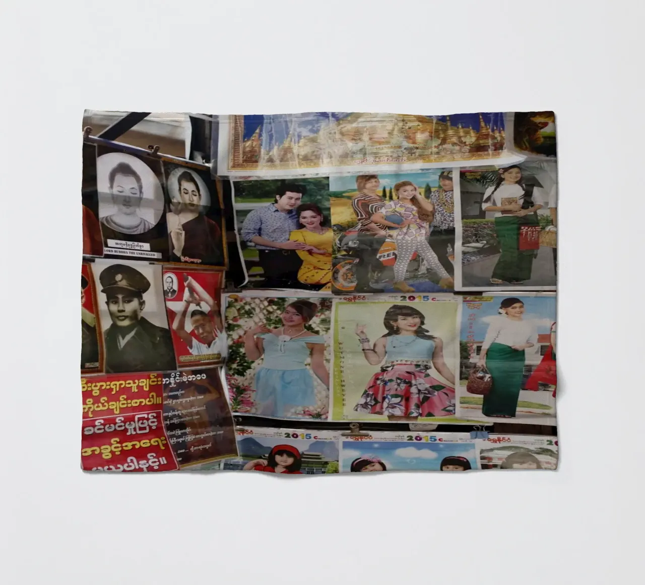 Manifesti in Myanmar coperta in pile da Simon Koy