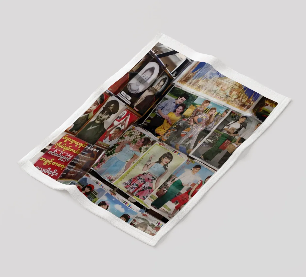 Manifesti in Myanmar coperta in pile da Simon Koy